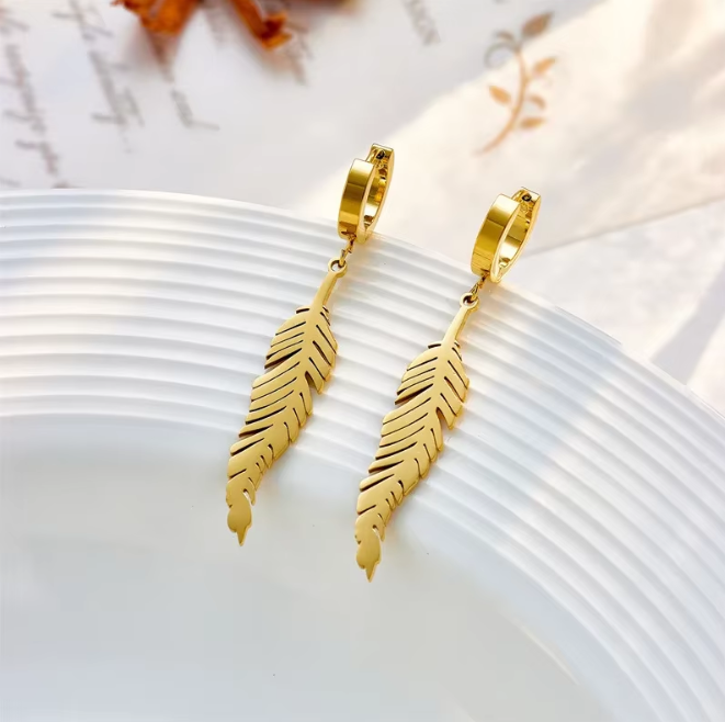 Aretes Borlas Plumas Arcoíris en Oro