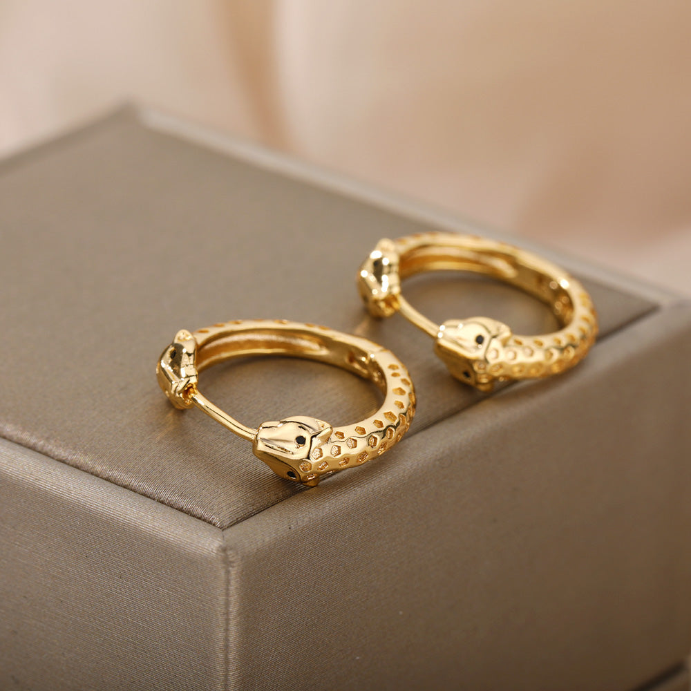Aretes Minimalistas de Serpiente en Oro