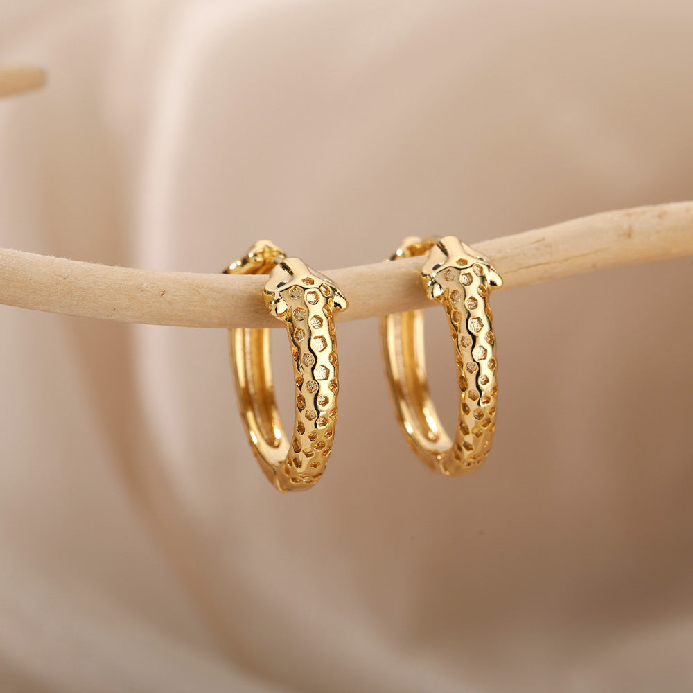 Aretes Minimalistas de Serpiente en Oro