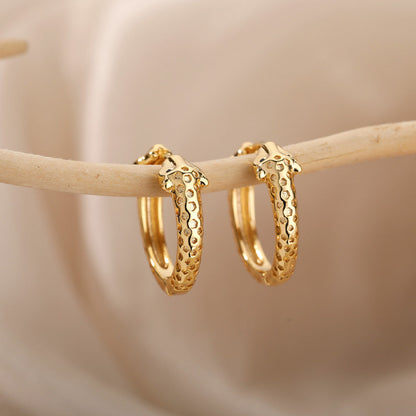 Aretes Minimalistas de Serpiente en Oro