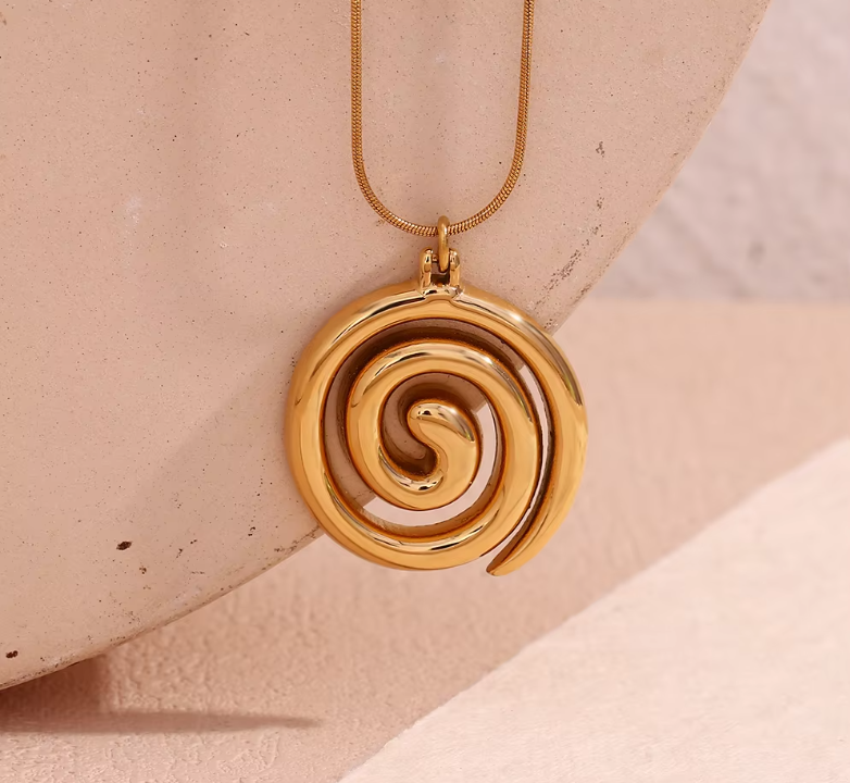 Collar con Colgante de Espiral Serpiente en Oro 18k