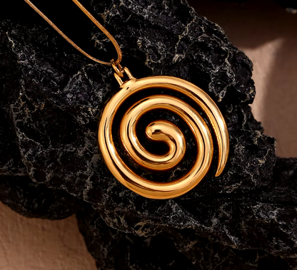 Collar con Colgante de Espiral Serpiente en Oro 18k