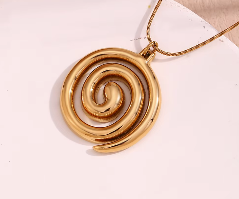 Collar con Colgante de Espiral Serpiente en Oro 18k