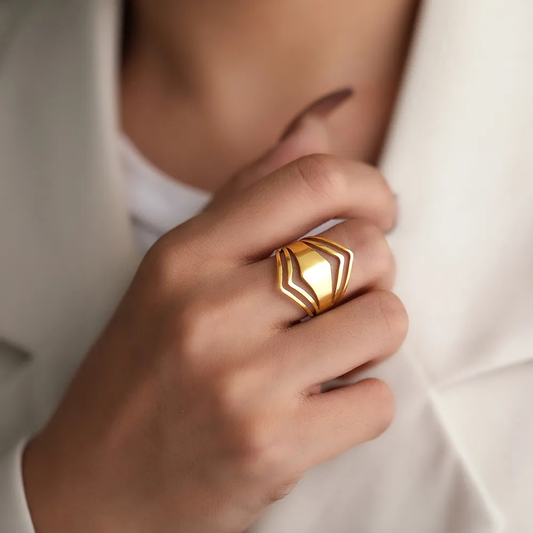 Elegante Anillo Dorado